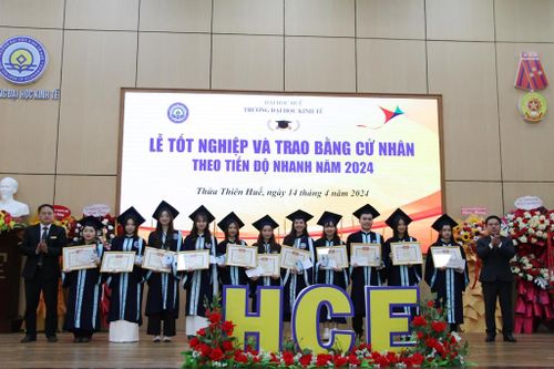 Trường ĐH Kinh tế Huế trao bằng cử nhân cho sinh viên tốt nghiệp nhanh