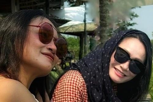 Hình ảnh đôi bạn nghệ sĩ Tú Oanh và Quách Thu Phương cùng nghỉ dưỡng tại Hội An