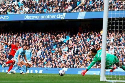 Thắng đậm Luton, Man City tạm chiếm ngôi đầu Ngoại hạng Anh