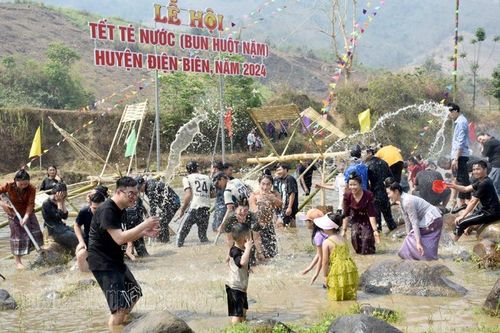 Điện Biên: Người dân xã Núa Ngam vui Tết té nước