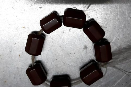 Người phụ nữ nuốt trọn chiếc vòng đá vào bụng