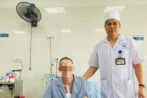 Người đàn ông bị lưỡi cày cắm sâu vào ngực