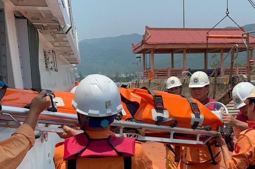 Cấp cứu kịp thời ngư dân nguy kịch trên vùng biển Hoàng Sa