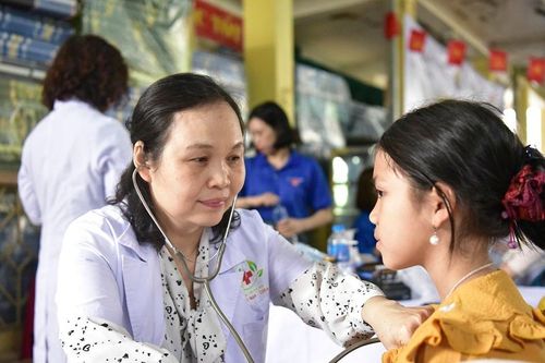 Khám sức khỏe miễn phí cho hơn 500 học sinh ở Điện Biên Đông