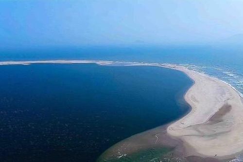 Đảo cát 'khủng long' trở mình vươn dậy