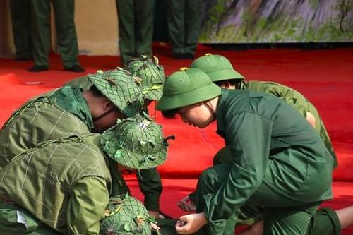 Học sinh vào vai người lính tái hiện chiến thắng Điện Biên Phủ