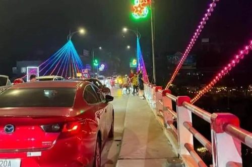 Bản tin 8H: Cô gái bỏ lại ô tô nhảy cầu, bạn trai lao theo cứu