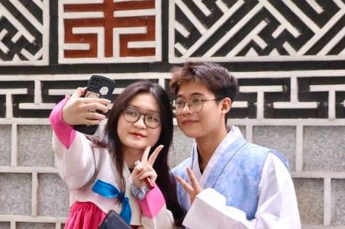 Giới trẻ Hà Nội thích thú check-in trên con đường văn hóa Hàn Quốc