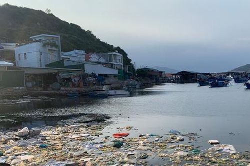 'Quốc đảo tôm hùm' Bình Ba ngập trong biển rác