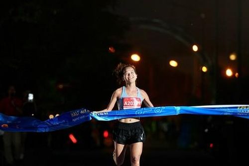 Hồng Lệ phá kỷ lục giải chạy bán marathon Hồ Tây