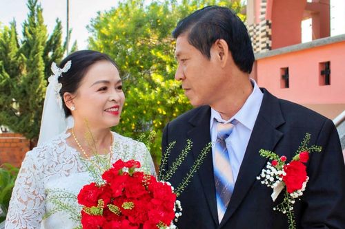 Cô dâu U60 tái hôn sau hơn 20 năm lẻ bóng, hàng xóm 'tài trợ' áo cưới, loa đài