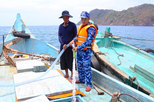 Tiếp ứng hơn 350.000 lít nước ngọt cho người dân đảo Hòn Chuối chống hạn hán