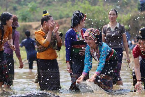 Ngắm thiếu nữ nô đùa trong lễ hội 'khi đi khô ráo, ra về ướt đẫm' ở Điện Biên