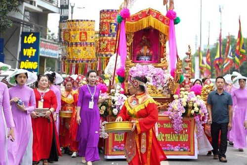 Hơn 1.000 người tham gia gìn giữ nghi lễ rước kiệu ở đền Mẫu Phố Cò