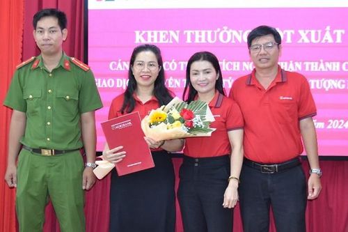 Nữ nhân viên ngân hàng nhanh trí ngăn cụ bà chuyển 1,8 tỷ đồng cho nhóm lừa đảo
