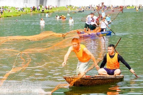Gần trăm người tham gia Hội thi đánh bắt cá trên sông Giăng