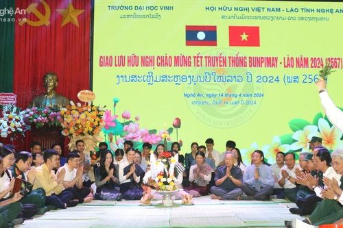 Lưu học sinh Lào tại Trường Đại học Vinh mừng Tết truyền thống Bunpimay