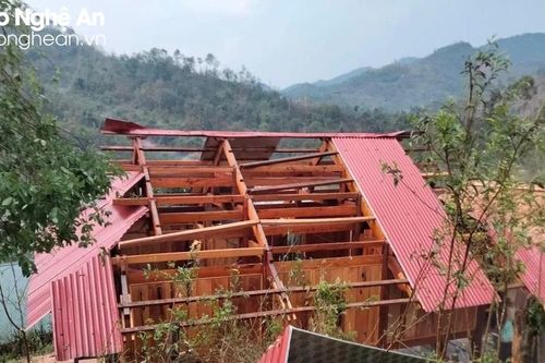 Mưa đá ở Kỳ Sơn khiến 1 người bị thương và nhiều nhà cửa hư hỏng nặng