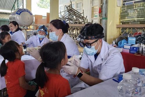 Khám sức khỏe miễn phí cho hơn 500 học sinh ở Điện Biên Đông