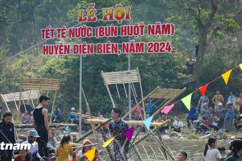 Độc đáo nghi lễ té nước cầu may trong Tết Bun Huột Nặm của người Lào ở Điện Biên
