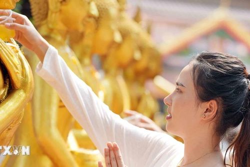 Lễ tắm Phật trong Tết cổ truyền Bunpimay tại Lào