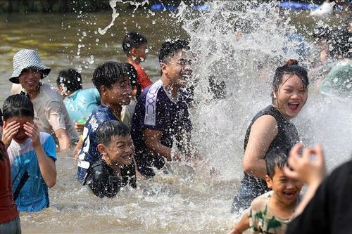 Năm Du lịch Quốc gia 2024: Rộn ràng lễ hội Tết té nước ở Núa Ngam