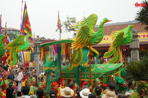 Dòng người tấp nập tham gia nghi lễ Rước thỉnh kinh tại hội Phủ Dầy