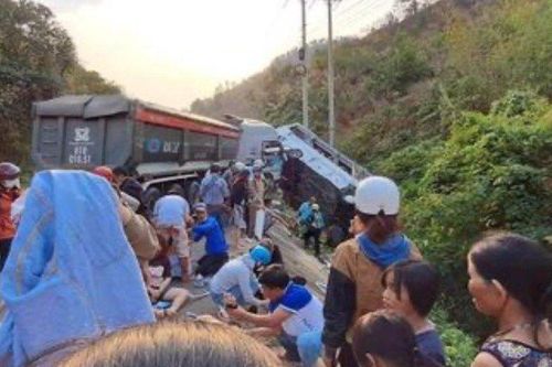 Kon Tum: Xe khách và chạm với xe tải nhiều người bị thương