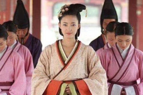 Trước khi vào cung thời cổ đại, các cung nữ phải tẩy uế thân thể, cách đối xử bộc lộ bản chất xấu xa của con người
