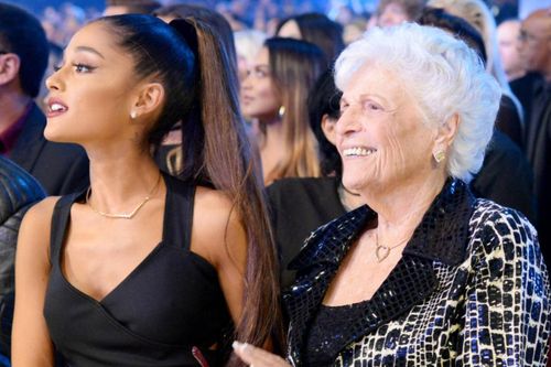 Bà ngoại của Ariana Grande lập kỷ lục Guinness nhờ góp giọng trong album cháu gái