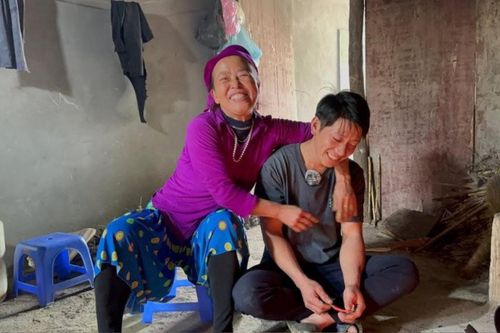 Người đàn bà góa 57 tuổi lấy chồng là trai tân kém 27 tuổi: Hôn nhân không con vẫn hạnh phúc