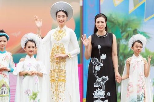NTK Yến Ngô mang áo dài đậm màu sắc dân gian trình diễn tại chuỗi sự kiện giỗ Tổ