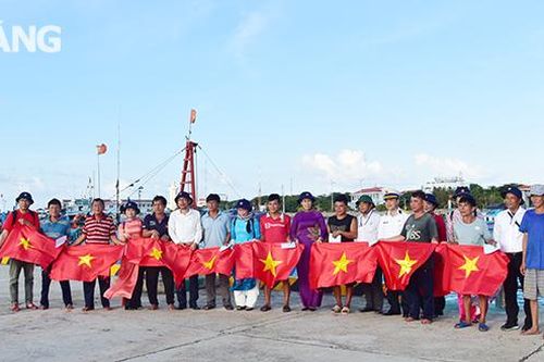 Tặng cờ và quà đến ngư dân tại âu tàu đảo Trường Sa