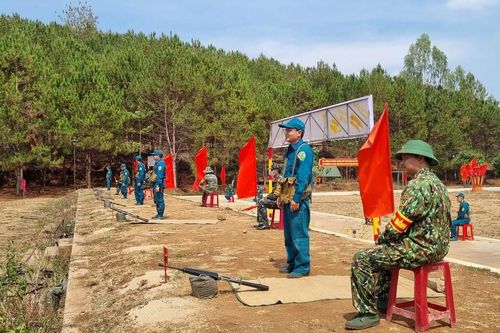 Pleiku bế mạc huấn luyện dân quân tự vệ đợt 4