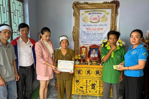 Trao 23,6 triệu đồng hỗ trợ cho gia đình bị tai nạn lao động tại xã Trà Đa
