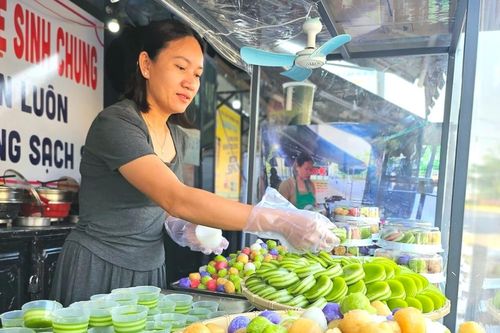 Bánh bò ngũ sắc 'nhà có 5 con' hút khách ở Phố núi Pleiku