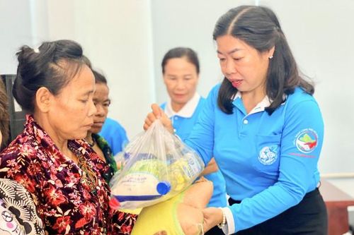Trao 25 suất quà cho phụ nữ vùng cao