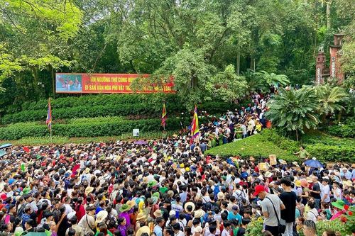 Lượng du khách về Đền Hùng tăng cao ngày cuối tuần