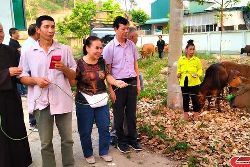 Tặng quà cho bệnh nhân và hộ nghèo tại huyện Sốp Cộp