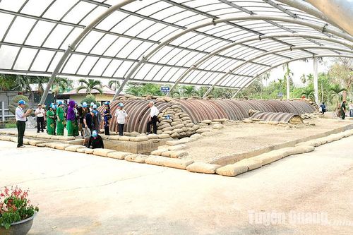 Người dân, du khách về Điện Biên Phủ tri ân các Anh hùng liệt sỹ