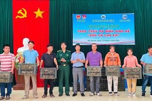 Trao mô hình sinh kế 'Đàn gà cho em'