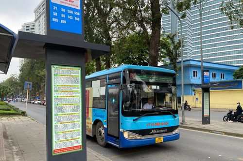 Hà Nội: Điểm chờ xe buýt chuẩn châu Âu ra sao sau hơn 2 năm thí điểm