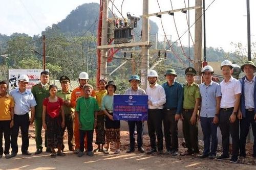 Băng rừng, kéo điện lưới đến 2 xã cuối cùng sát biên giới Lào