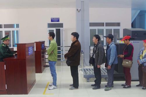 Cửa khẩu quốc tế Trà Lĩnh làm thủ tục xuất nhập cảnh cho 32.900 lượt người