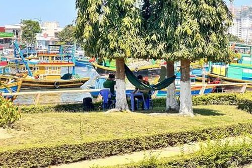 Nằm võng hóng gió với bạn gái ở công viên, thanh niên bị đâm tử vong