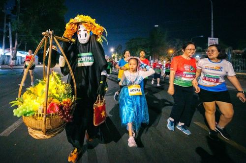 Sôi động giải chạy bộ đêm ở Cần Thơ