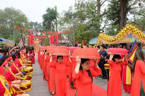 Dâng hương tưởng niệm 1981 năm ngày giỗ Hai Bà Trưng