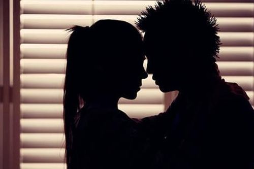Vợ bị bóc mẽ chuyện có bồ, chồng nhảy vào bảo vệ