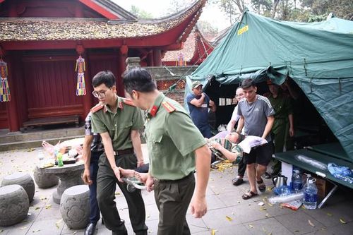 Công an Phú Thọ cấp cứu nhiều người dân bị ngất xỉu khi lên đền Hùng