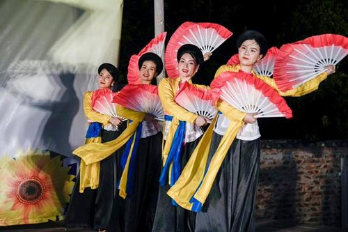 Biểu diễn các chương trình nghệ thuật đặc sắc tại phố đi bộ Hồ Gươm